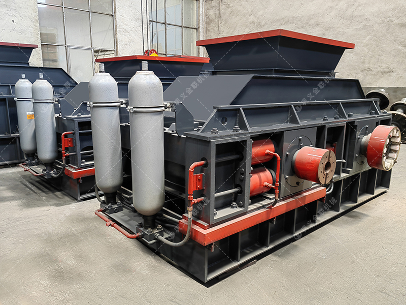 單臺中大型全自動(dòng)液壓對輥制砂機(jī)設(shè)備發(fā)往河北