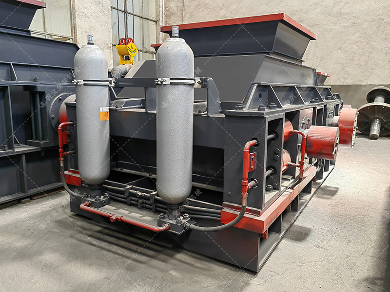 單臺中大型全自動(dòng)液壓對輥制砂機(jī)設(shè)備發(fā)往河北