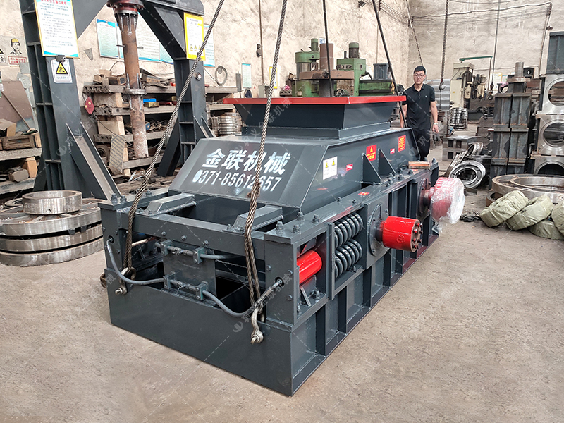 中型半自動對輥破碎機發往廣東 破碎礦石