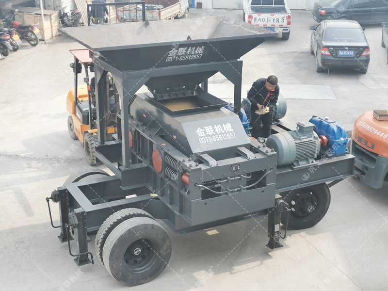 大型移動式對輥破碎機設備發往浙江