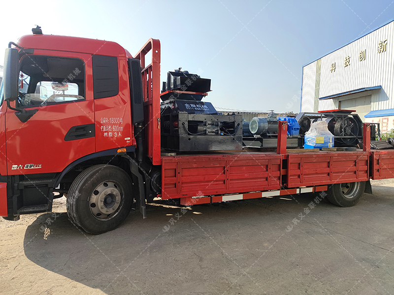 2PG610x400型組合對輥制砂機發貨