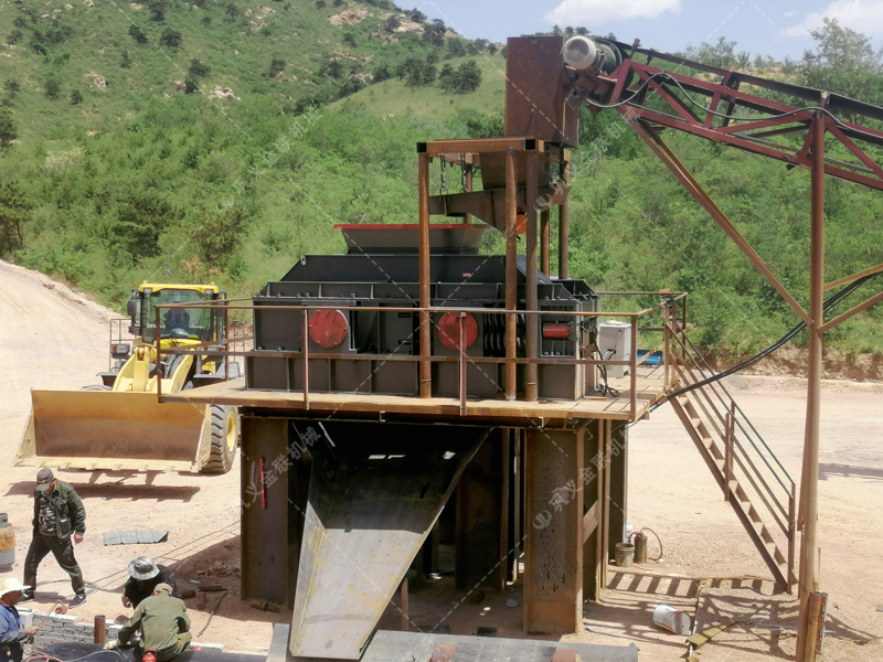 花崗巖制成沙子用對輥制沙機還是沖擊制砂機，哪個好用？