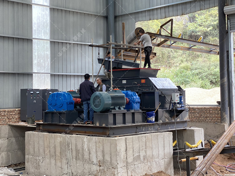 大型砂石廠購置一臺重型對輥破碎機需要投資多少? 大型砂石廠購置一臺重型對輥破碎機需要投資多少?